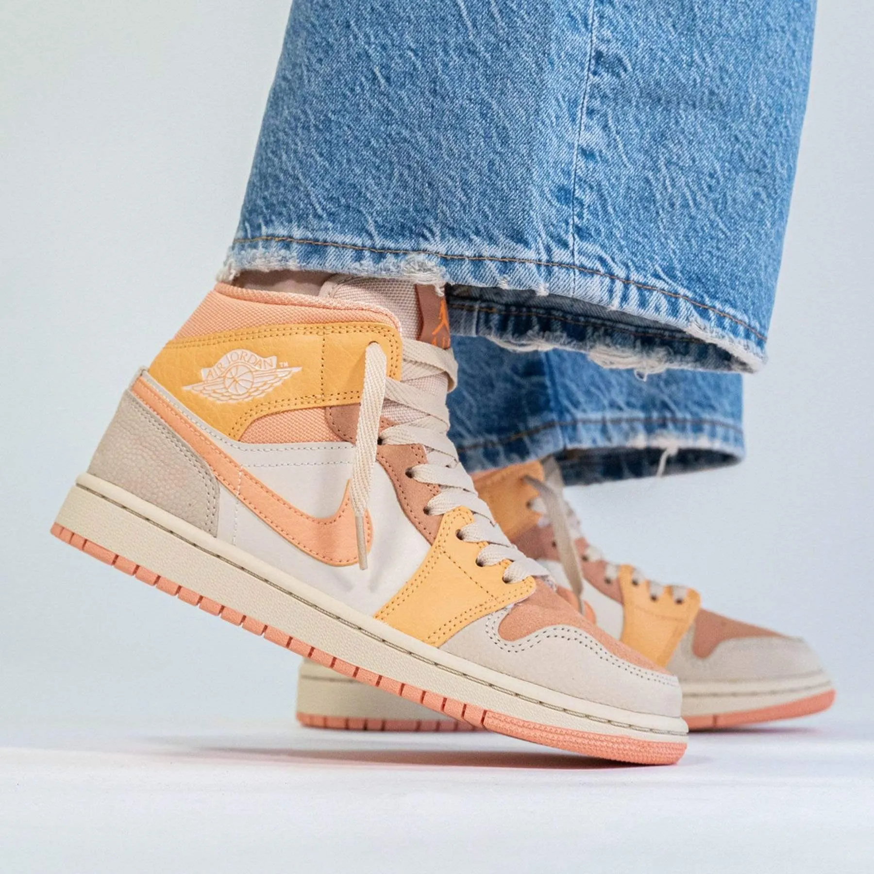 Air Jordan 1 Wmns Mid 'Apricot'