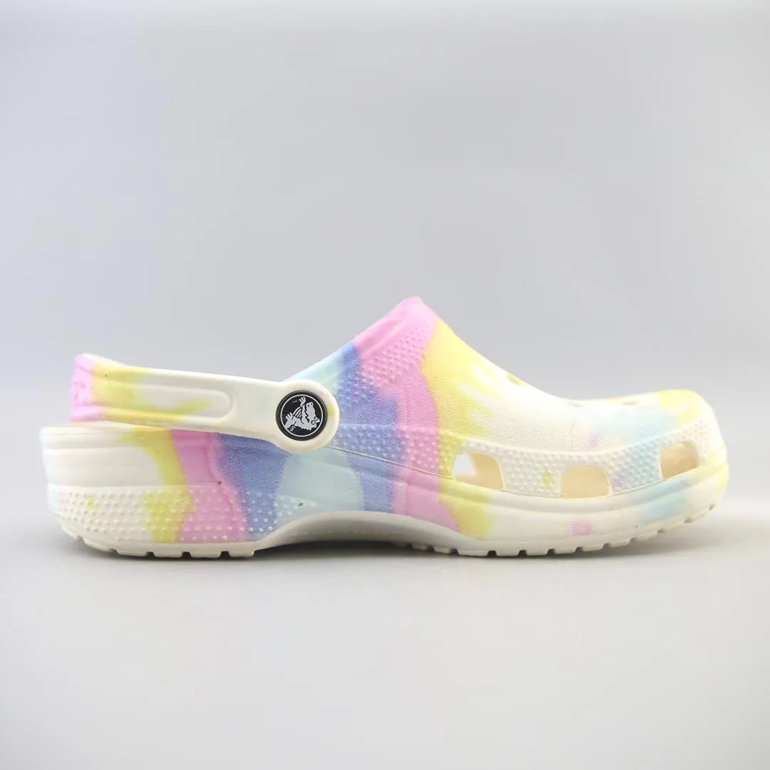 CROCS CLASSIC TIE DYE GRAPHIC