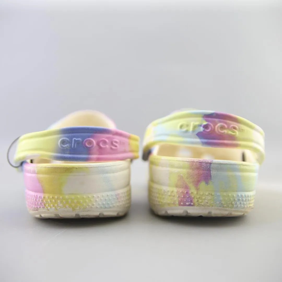 CROCS CLASSIC TIE DYE GRAPHIC